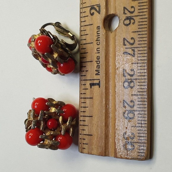 SuPer Rare c1940s VOGUE Gold Tone Red-Orange Coral Lucite Bead Clip Earring - Picture 13 of 16